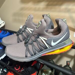 LIKE NEW Nike Shox Gravity Men’s Size 10